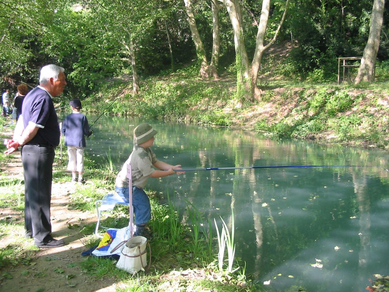 enfant concours de pêche